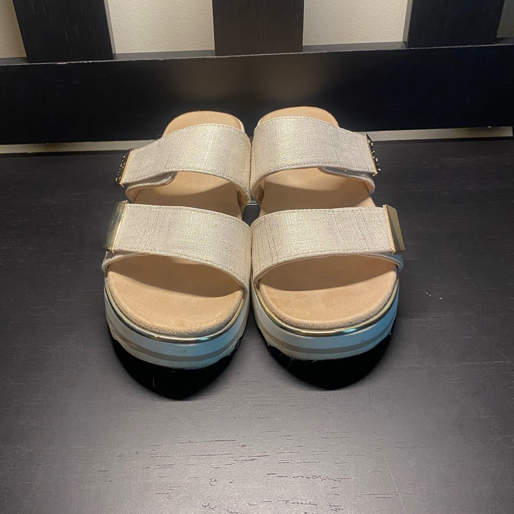 Vionic Size 7 Women’s Gold and Cream Sandals